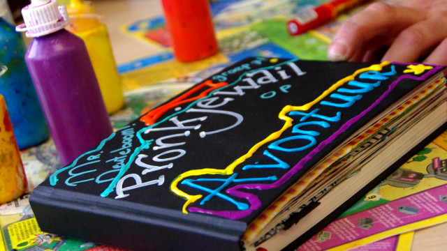 De Pronkjewailboeken hebben gereisd en zijn inmiddels weer thuis! Alleen het boek van de cultuurcoƶrdinatoren wordt nog vermist... We zijn druk bezig met de inrichting van de expositie 'Kinderen, kunst & Knoal' , in het Streekhistorisch Centrum te Stadskanaal. Hier zullen de Pronkjewailboeken te zien zijn van 09-10-2015 t/m 30-11-2015, naast foto's, soundscapes en andere schilderijen. Het wordt een mooi overzicht van de (kunst) educatieve activiteiten binnen het jubileumjaar, en in het kader van 250 jaar het Stadskanaal en 400 jaar Semslinie.